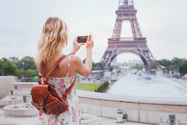 コンパクト カメラやスマート フォン パリのエッフェル塔の写真を撮る観光ヨーロッパ旅行 — ストック写真
