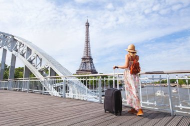 Paris, Europe Tur, Eyfel Kulesi, Frangı yakınındaki bavul kadınla seyahat