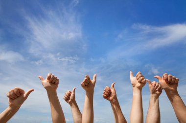 kavramı gibi daha fazla el başparmak yukarı veya ok gösterilen mavi gökyüzü arka plan üzerinde oturum.