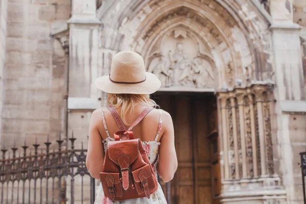 游客在欧洲旅游 观光旅游 背着背包看历史建筑的女人 — 图库照片
