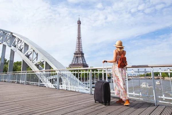 Cesta Paříže Evropa Tour Žena Kufrem Blízko Eiffel Tower Frank — Stock fotografie