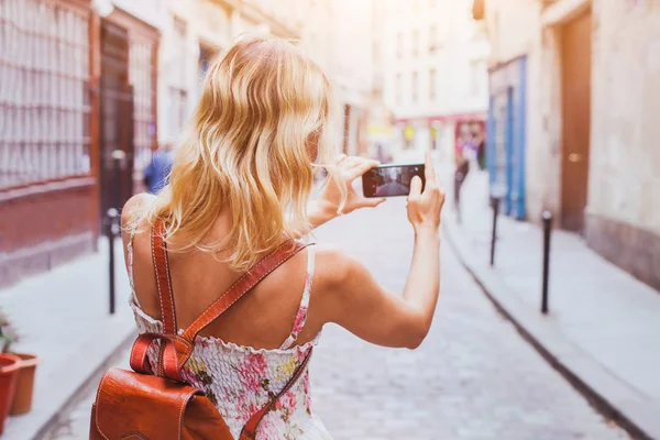 Touriste Prenant Des Photos Dans Rue — Photo