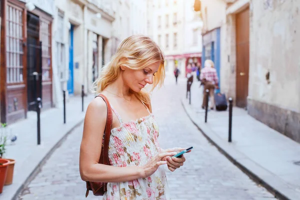 Sokakta Mobil Kullanan Kadın Akıllı Telefon Uygulama — Stok fotoğraf