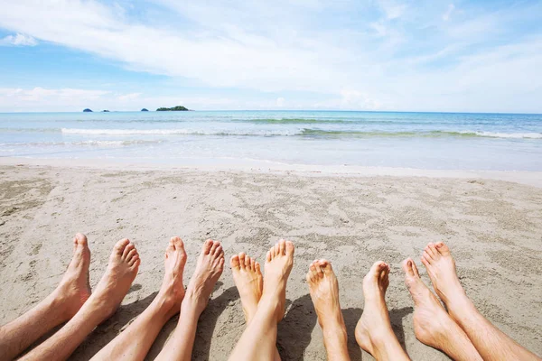 Ноги Семьи Группы Друзей Пляже Много Людей Сидящих Вместе Песке — стоковое фото