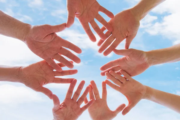 Team Broederschap Concept Groep Mensen Samenstellen Van Handen Tegen Blauwe — Stockfoto