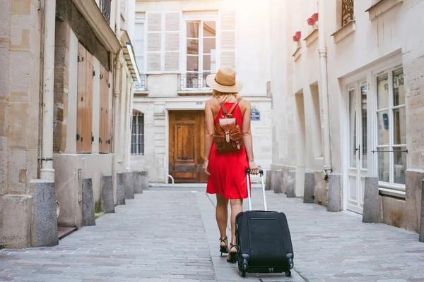 Fond Voyage Femme Touriste Marche Avec Valise Dans Rue Dans — Photo