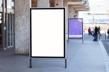 metin için yer ile beyaz boş ekran ile sokakta soyut billboard