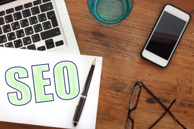 SEO kavramı işyeri üstten görünüm 