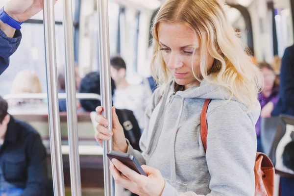 Insanlar Metro Taşıt Onun Akıllı Telefon Ekranına Bakarak Kadın Yolcu — Stok fotoğraf