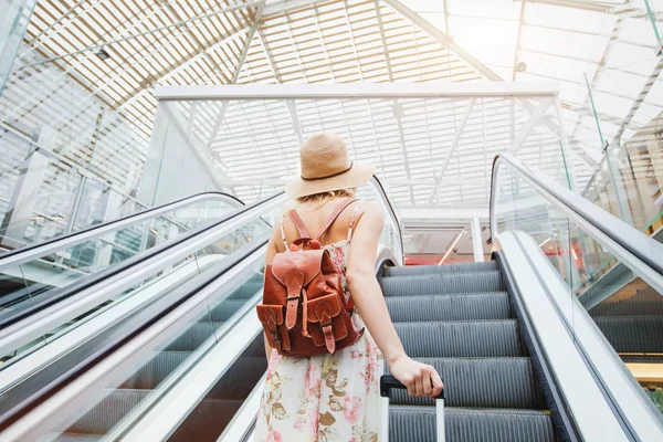 Mulher Aeroporto Moderno Pessoas Viajando Com Bagagem — Fotografia de Stock