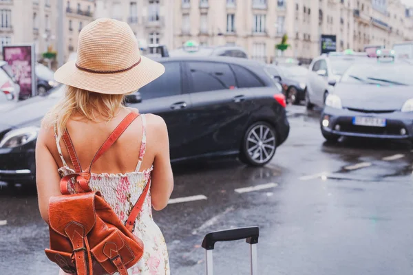 Vrouw Wachten Voor Een Taxi Toeristische Commuter Met Koffer Backpack — Stockfoto