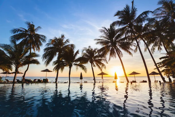 Vacker Solnedgång Tropisk Strand Landskap Paradisön Med Silhuetter Palmer Sommaren — Stockfoto