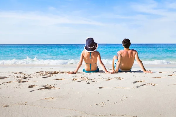 Paar Entspannt Paradiesischen Strand — Stockfoto