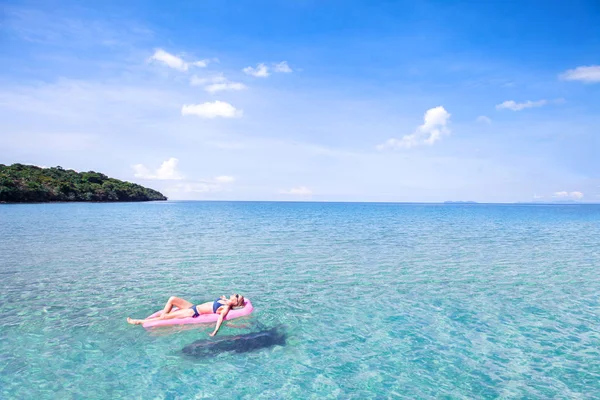Mulher Que Relaxa Praia Bonita Com Água Azul Turquesa Nadando — Fotografia de Stock