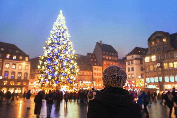 People Christmas Market Woman Looking Decorated Illuminated Tree Festive New — Stock Photo, Image