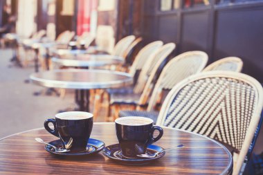 Avrupa'da, iki bardak kahve sıcak vintage terasta sokak Cafe