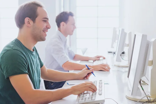 Groep Studenten Werken Met Computers Bibliotheek Van Universiteit — Stockfoto