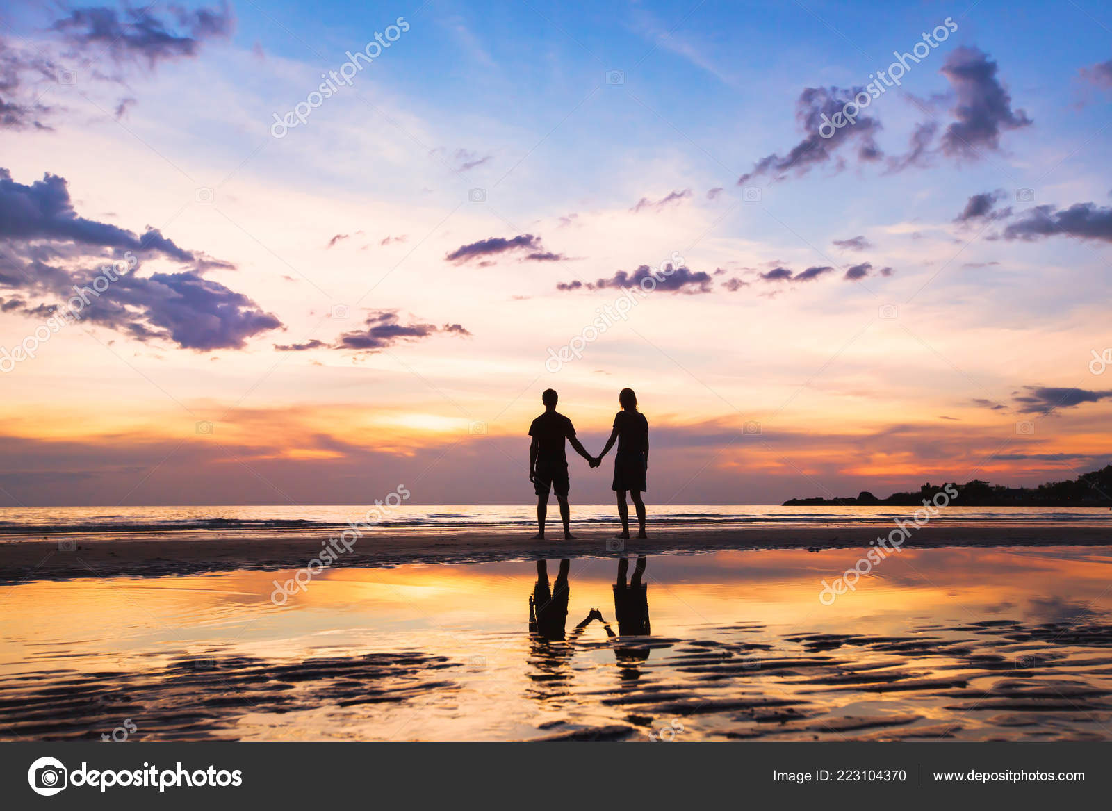Gluckliche Familie Strand Silhouette Eines Paares Bei Sonnenuntergang Beziehungen Zwischen Stockfotografie Lizenzfreie Fotos C Anyaberkut Depositphotos