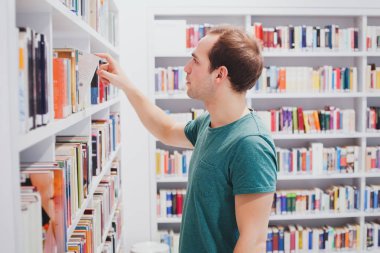 meraklı adam kitap kütüphane veya kitapçı, edebiyat raf malzeme çekme öğrenci seçme