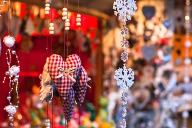 dekorasyon Noel piyasasında rahat el yapımı kalbinde yakın çekim