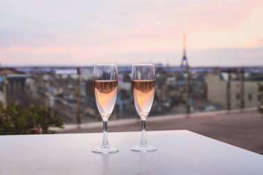 Paris, Fransa için lüks restoranda içki şampanya