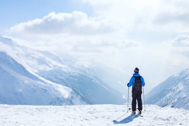 Kayak arka plan, güzel dağ manzarası içinde kayakçı, Alpleri'nde kış tatili