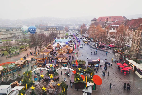 シュトゥットガルト ドイツ 2016 クリスマスの市場 マーケット 平面図 住宅伝統的な木製の間を歩いて人々 ショップ — ストック写真