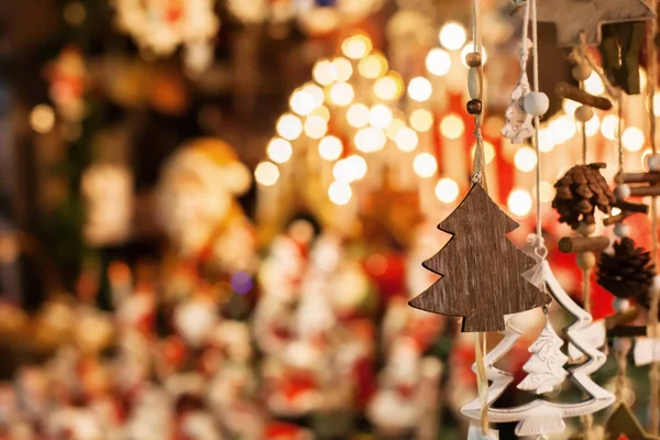 店内のクリスマス飾りの木ヨーロッパの冬のストリートマーケット — ストック写真