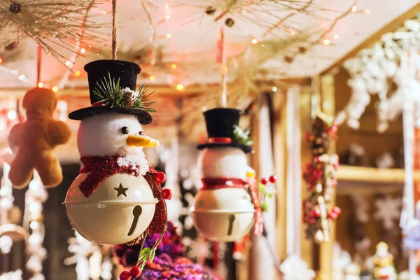 Schneemann Spielzeugdekoration Auf Dem Weihnachtsmarkt — Stockfoto