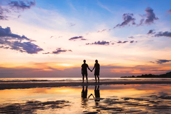 Ευτυχισμένη Οικογένεια Στην Παραλία Σιλουέτα Της Ζευγάρι Στο Ηλιοβασίλεμα Άνδρας — Φωτογραφία Αρχείου