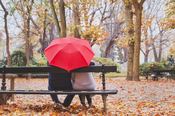 Yaşlı Çift Birlikte Sonbahar Park Aşk Kavramı Bankta Oturan Emekli — Stok fotoğraf
