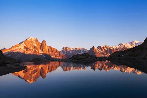 Prachtige Natuur Achtergrond Berglandschap Zonsondergang Panoramisch Uitzicht Alpen Met Reflectie — Stockfoto