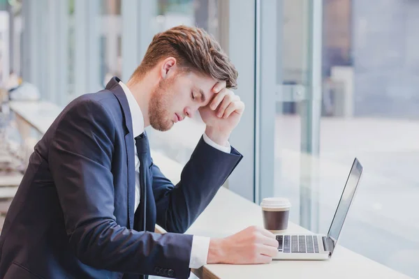 Dor Cabeça Homem Negócios Cansado Perto Laptop — Fotografia de Stock