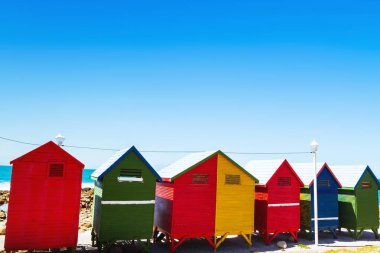 Sahilde, parlak renkler renkli evleri