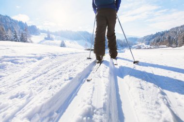 kışın kayak, kayak kayakçı bacakları ile arka plan takip