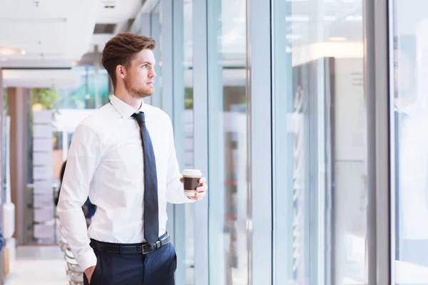 Homme Affaires Regardant Par Fenêtre Dans Bureau Pensant — Photo