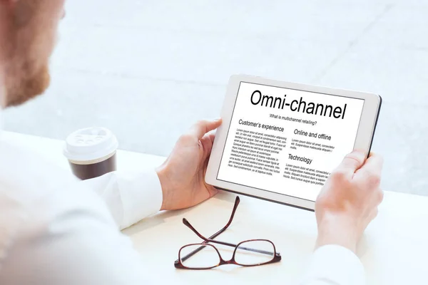 タブレット上のマーケティング オムニ チャネル — ストック写真