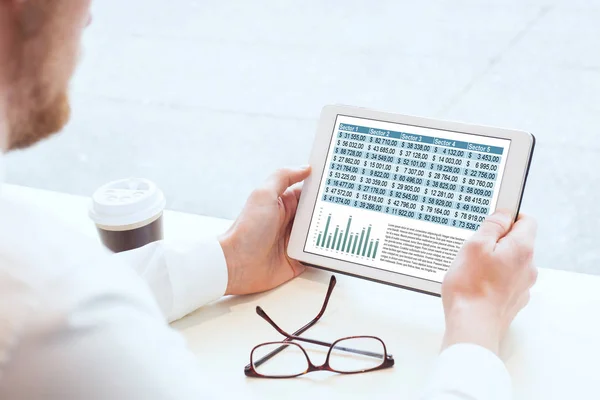 Homem Negócios Ler Relatório Financeiro Tablet — Fotografia de Stock