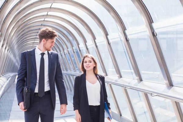 Gente Negocios Caminando Pasillo Interior Oficina — Foto de Stock