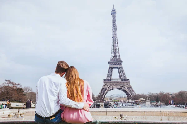 Pareja Romántica Mirando Torre Eiffel París Fondo Luna Miel — Foto de Stock