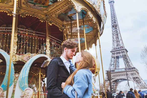 Ευτυχισμένο Ζευγάρι Στο Παρίσι Ρομαντικό Φιλί Κοντά Carousel Και Πύργος — Φωτογραφία Αρχείου