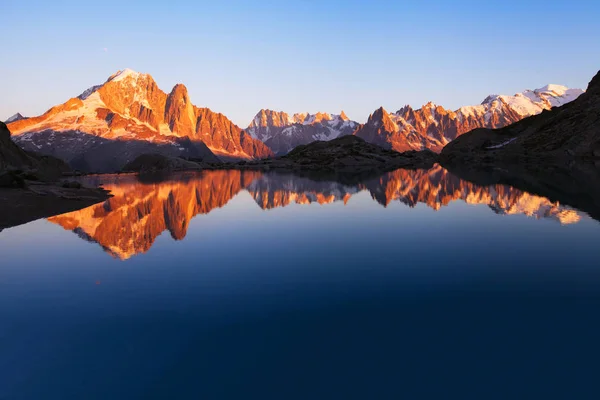Wunderschöne Berglandschaft Bei Sonnenuntergang Panoramablick Auf Die Alpen Mit Spiegelung — Stockfoto