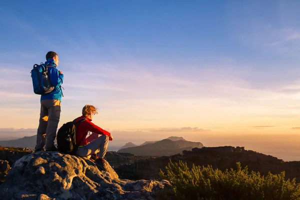 Wandererpaar Mit Rucksack Genießt Panoramablick Auf Sonnenuntergang Den Bergen Reise — Stockfoto