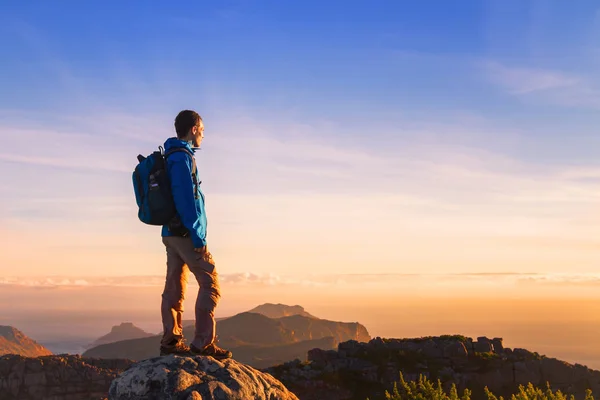 Caminhante Topo Montanha Desfrutando Vista Panorâmica Pôr Sol Com Copyspace — Fotografia de Stock