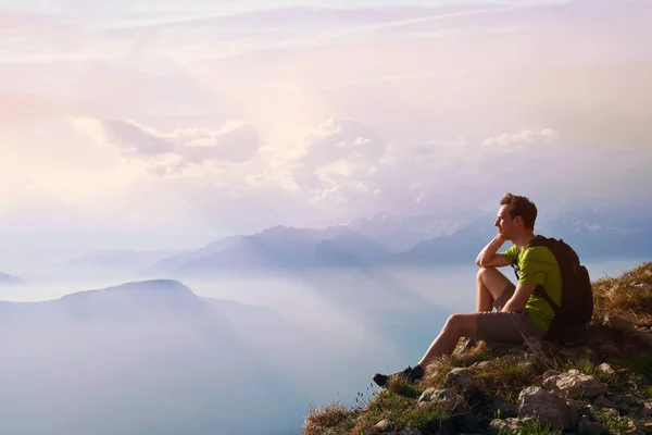 Dağ Başarı Fırsat Kavramı Güzel Panoramik Manzaraya Dört Gözle Uzun — Stok fotoğraf