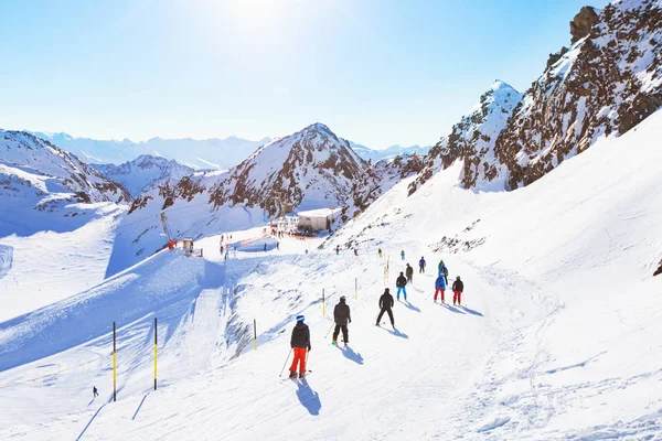 Esquiadores Bela Pista Esqui Alpes Pessoas Férias Inverno — Fotografia de Stock