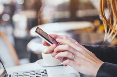 Smartphone şehir özgeçmişlerine holding kadın eller