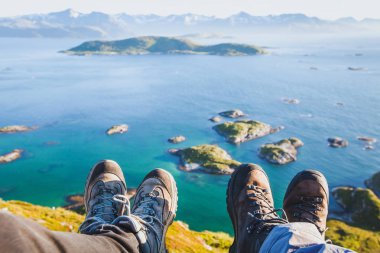 Parkur Norveç, yatay selfy güzel manzaralı, Norveç'te dağın tepesinde oturan yolcular yürüyüşçü birkaç metrelik trekking Ayakkabı