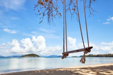 güzel beach Tayland, tropikal cennet Adası üzerinde salıncak