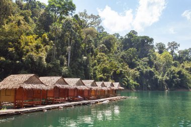 yüzen evler içinde Milli Parkı, Khao Sok Tayland, egzotik kulübe otel turistler için